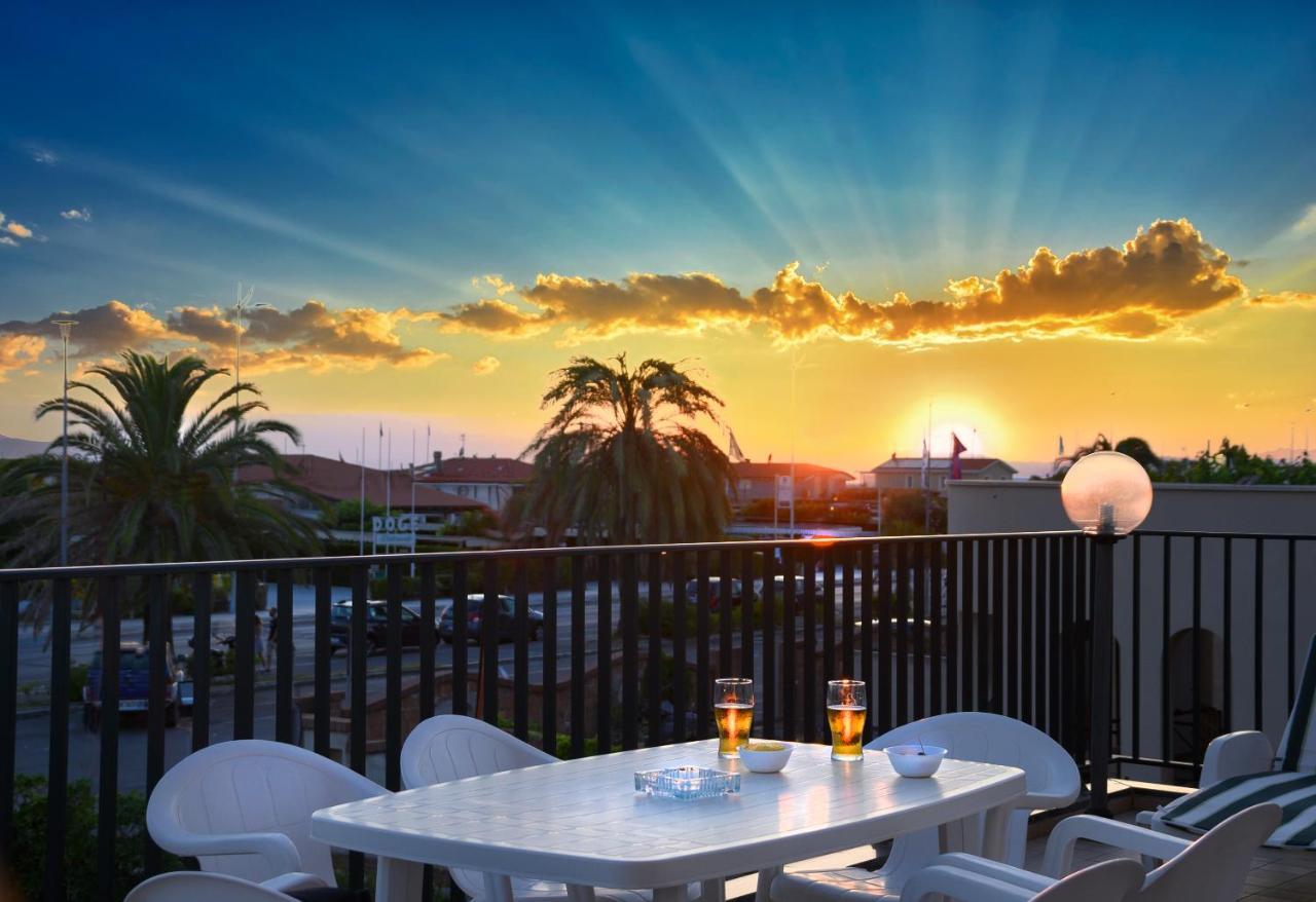 Hotel Paris Lido di Camaiore Buitenkant foto
