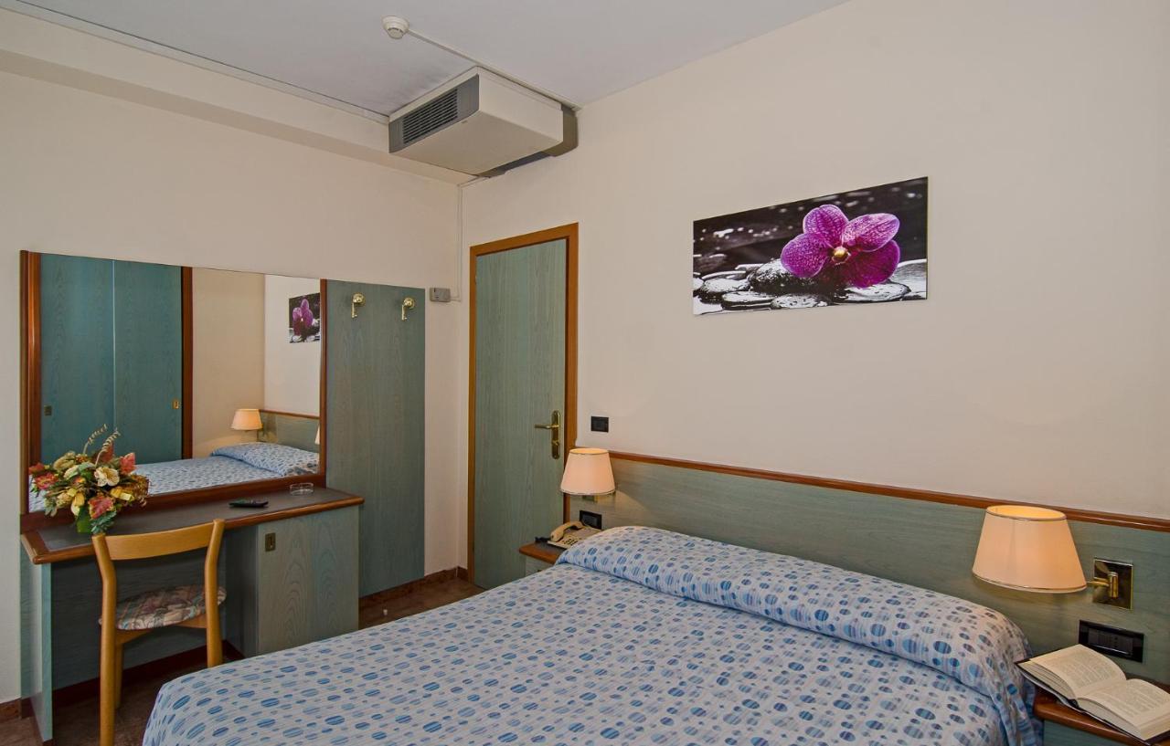 Hotel Paris Lido di Camaiore Buitenkant foto
