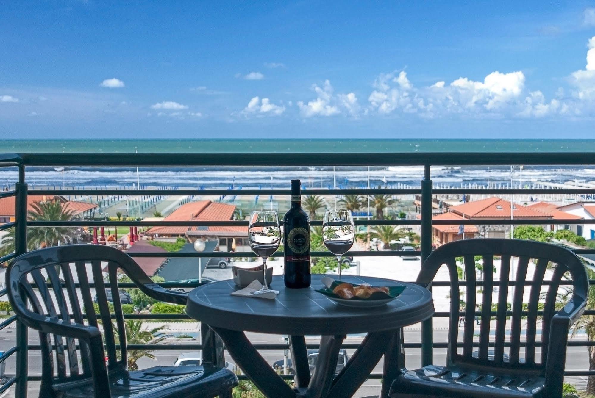 Hotel Paris Lido di Camaiore Buitenkant foto