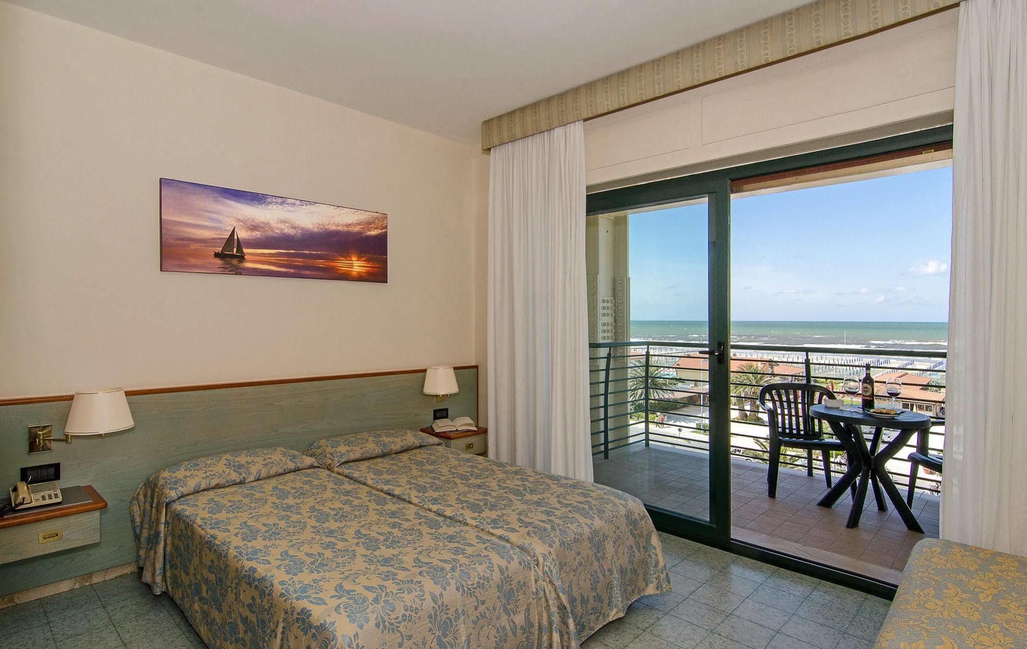 Hotel Paris Lido di Camaiore Buitenkant foto