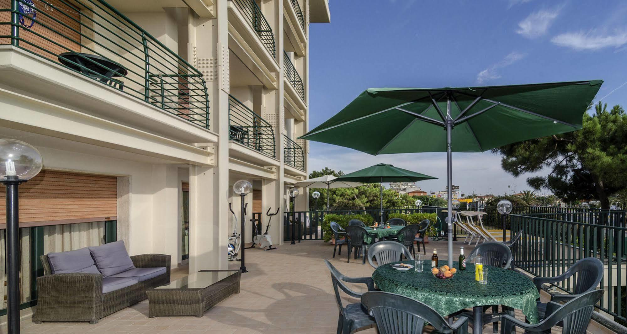 Hotel Paris Lido di Camaiore Buitenkant foto