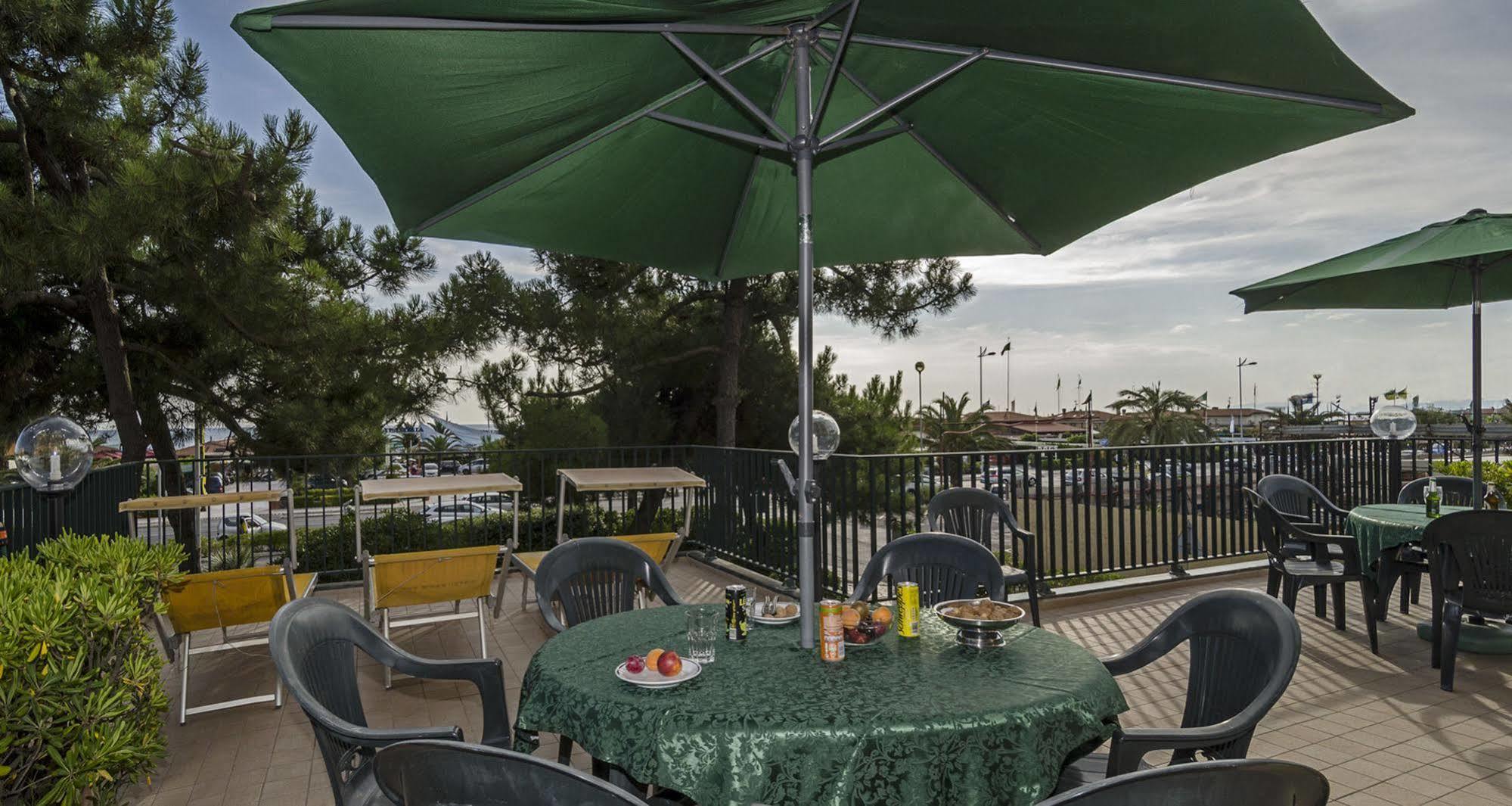 Hotel Paris Lido di Camaiore Buitenkant foto